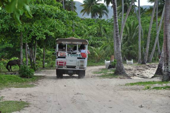 Turistas que vieram em tour deixam a Playa Rincón, perto de La Galera, na península de Samaná, na costa norte da República Dominicana
